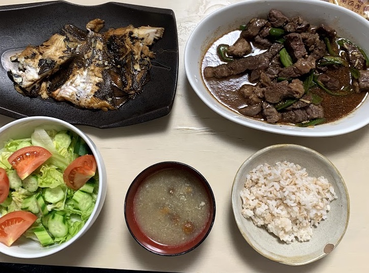 カレイの煮つけと青椒肉絲を含めた夜ご飯の写真